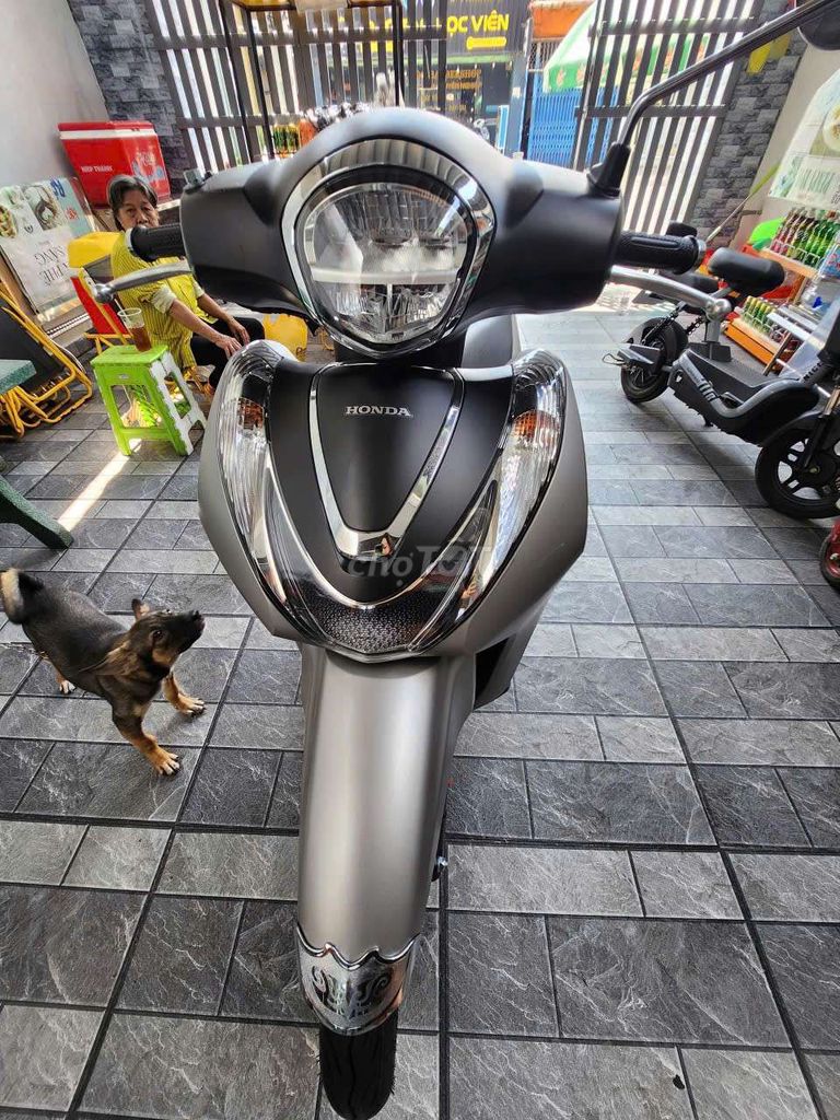 Honda SH Mode ABS 2025 серый серебристый 3500 км