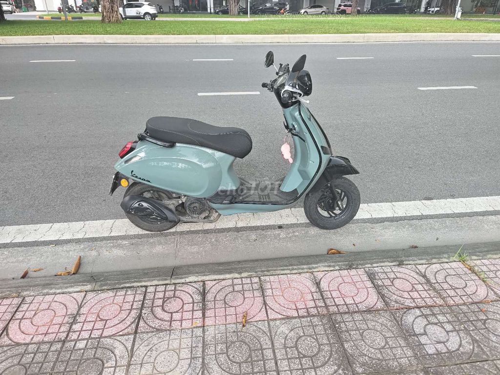 Vespa 50cc 2022 бирюзового цвета