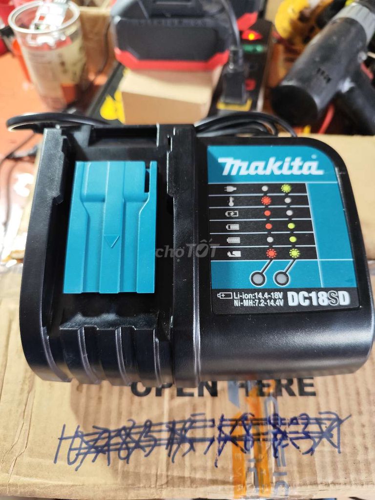 Sạc pin makita chính hãng