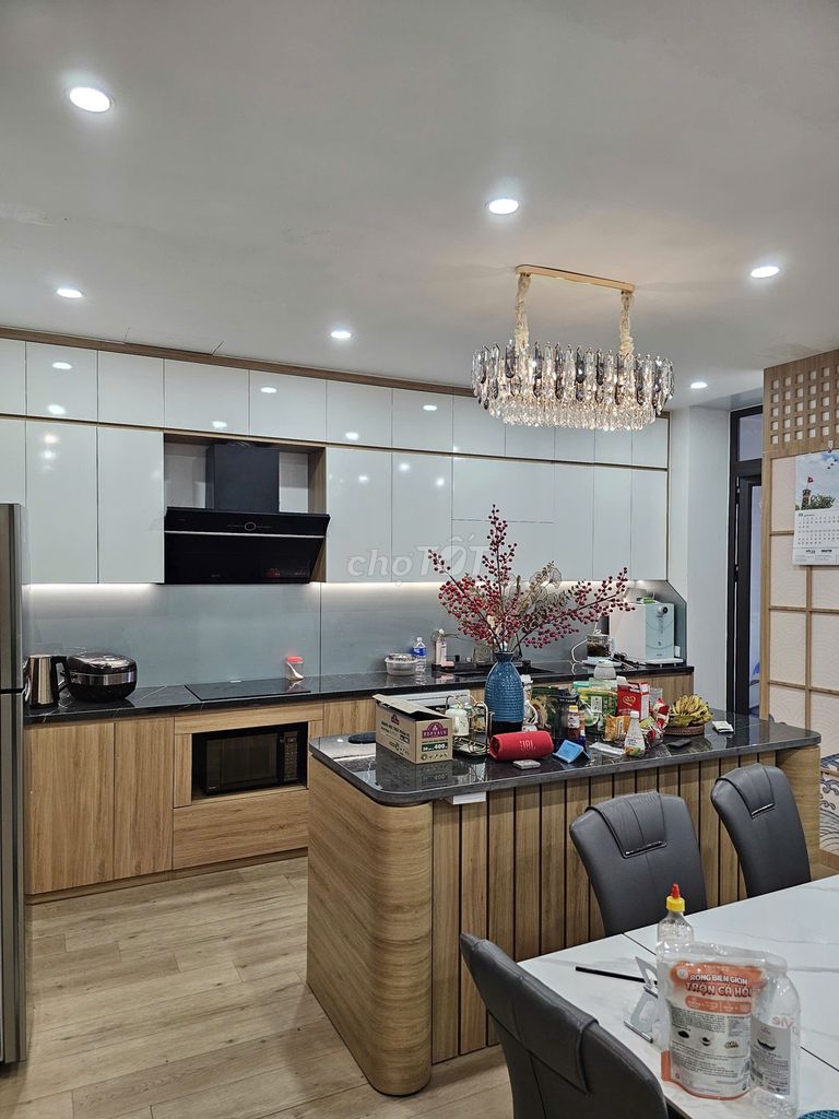 Владелец продает 4-комнатную (148 м²) угловую квартиру, полную роскошной мебели
