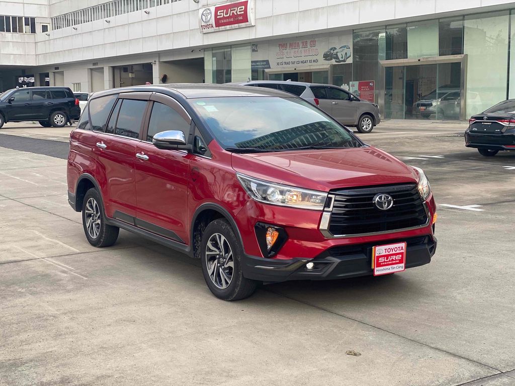Toyota Innova Venturer 2023 Красный 7 мест