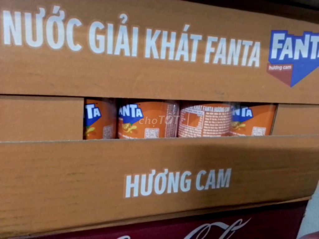 Thùng Fanta nước cam