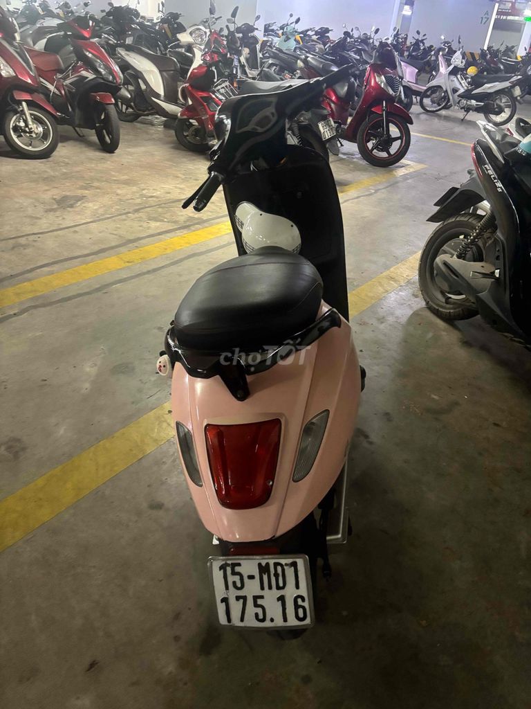 Электрический скутер Vespa, пастельно-розовый, черный
