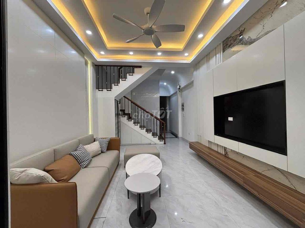 - GIA CHỦ CẦN TIỀN NHỜ BÁN GẤP CĂN NHÀ 4 TẦNG ,THANG MÁY NHẬP KHẨU, NẰ