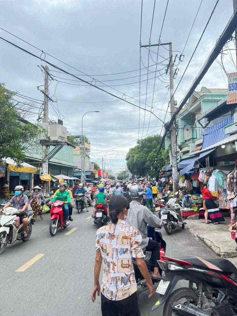 Nhà Mặt Tiền Ngay Chợ Bình Chánh sổ hồng riêng. Mua bán nhà ở tại Huyện Bình Chánh Tp Hồ Chí Minh được đăng bởi huỳnh mỹ chi hình 4