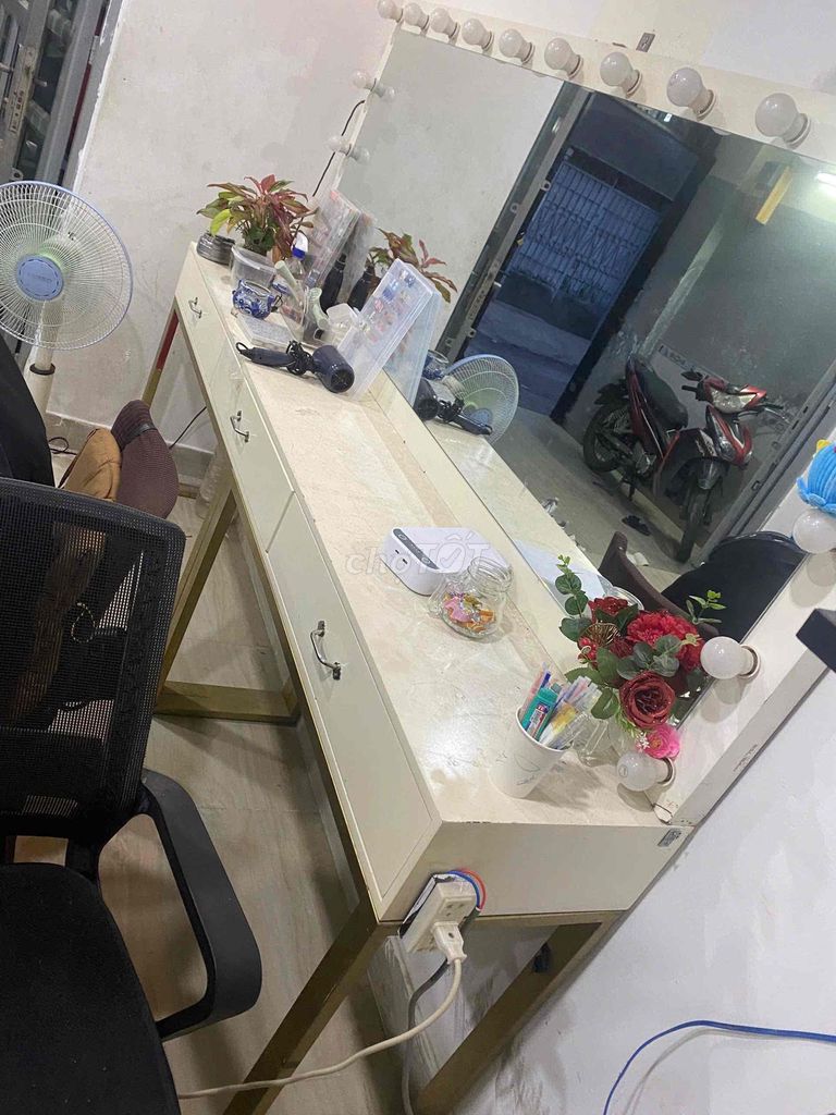 Bàn trang điểm hiện đại Trắng kem. Mua bán Bàn ghế tại Thành phố Thủ Đức Tp Hồ Chí Minh được đăng bởi Phan Thị Lài hình 1
