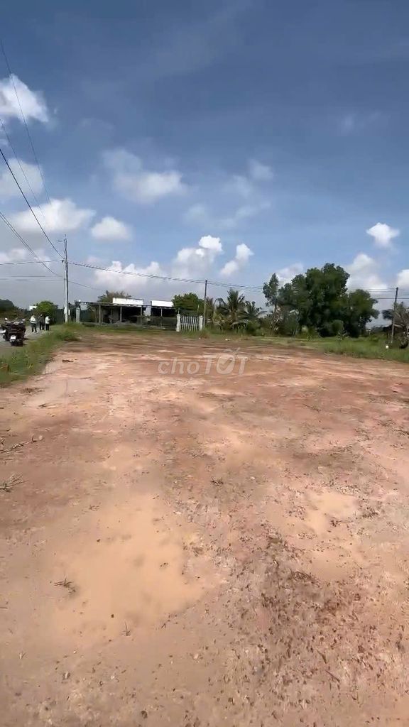 Trời mây mưa gió bão bùng, Anh ơi miếng đất đẹp khùng đẹp điên. Mua bán đất tại Huyện Đức Hòa Long An được đăng bởi Nguyễn Vĩnh Khang hình 1