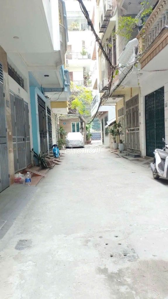 Продается дом Nguyen Khanh Toan, в 3 шагах от улицы, служебный автомобиль