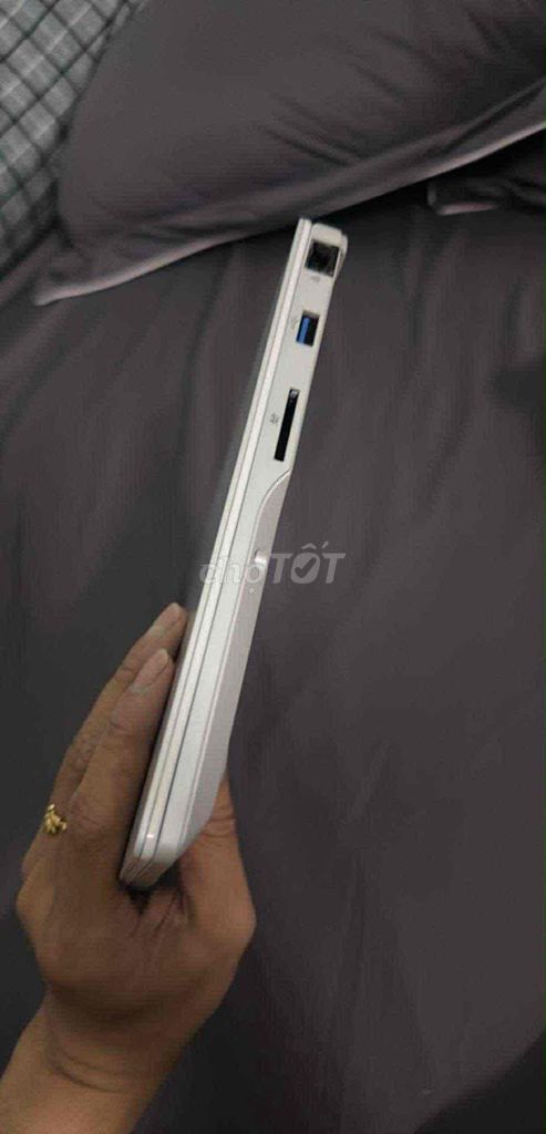 Em dư 1 Laptop Fujitsu UH-X ( 9U13A2 )