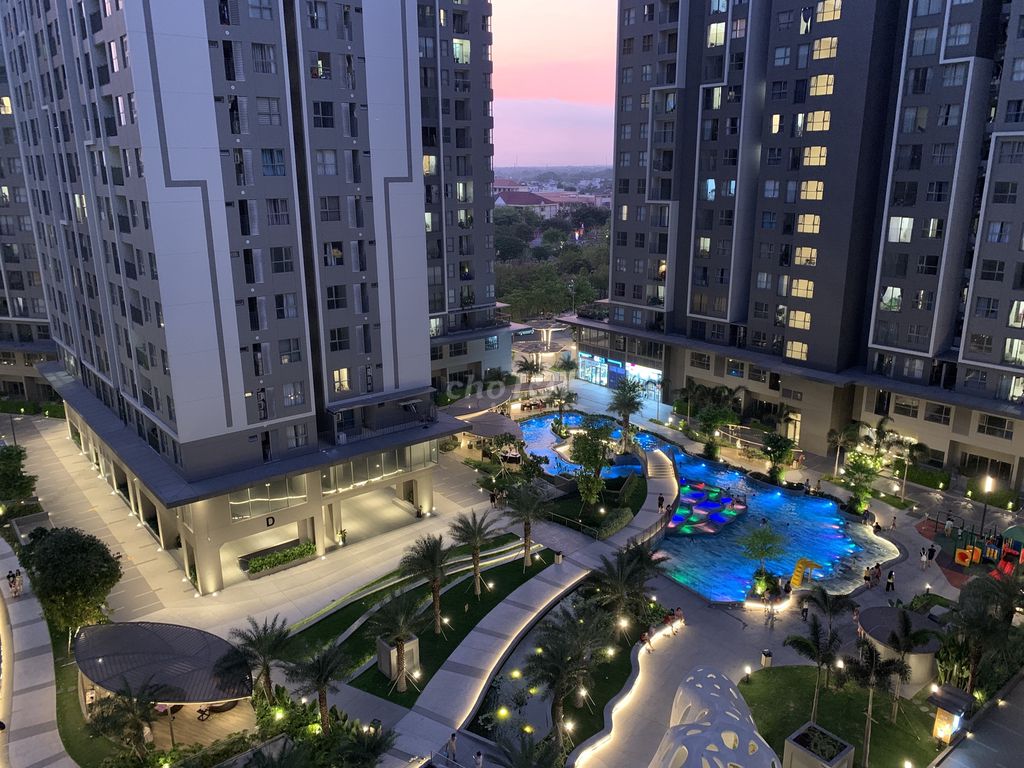 Cho thuê căn 70m2, có giường, tủ, view hồ bơi, tầng trung