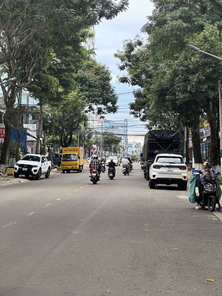 Cần bán nhà mặt tiền Hoàng Văn Thụ, trung tâm TP. Pleiku, Gia Lai