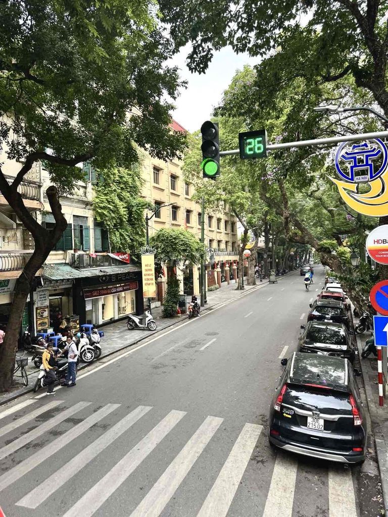 Cực Hiếm - 1 nhà ra phố Văn Cao , Ba Đình-Mới 100% thang máy-Lô góc 3