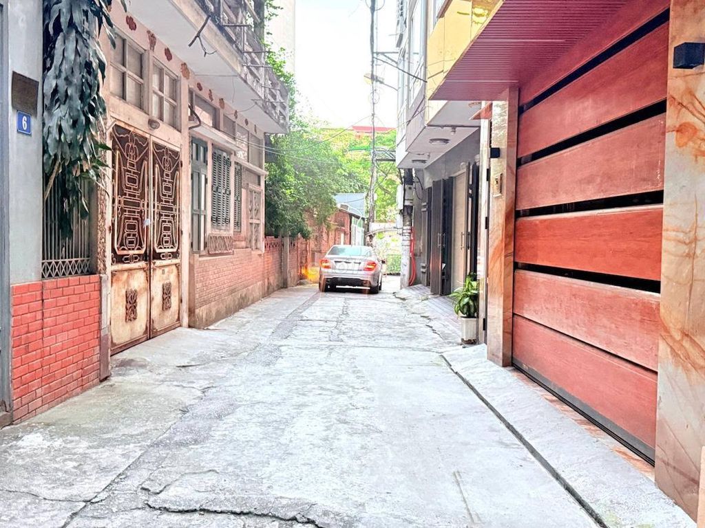 Bán nhà Cầu Giấy, 71m², 5 tầng, ô tô tránh, gara 7 chỗ
