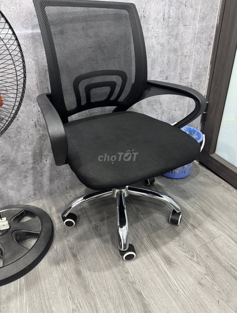 Ghế xoay văn phòng Đen. Mua bán Đồ dùng văn phòng tại Quận 7 Tp Hồ Chí Minh được đăng bởi Dip Dip hình 1