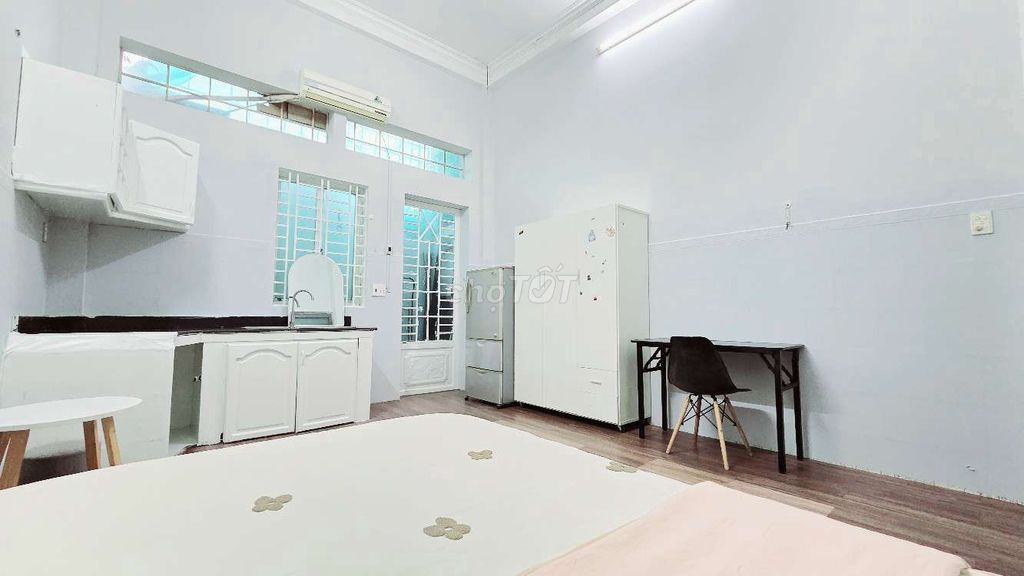 phòng full nội thất, khu WC, máy giặt riêng tách phòng, cửa sổ trời !