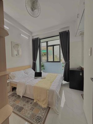 STUDIO MỚI XÂY BAN CÔNG CỬA SỔ THOÁNG MÁT