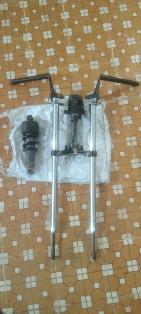 Phụ tùng xe máy Sonic kim loại màu bạc đen. Mua bán Phụ tùng xe tại Huyện Mỹ Xuyên Sóc Trăng được đăng bởi Mã Hiệp Thành hình 1