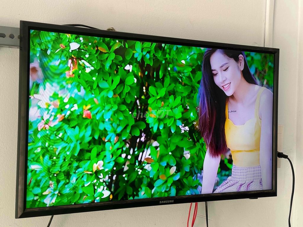 Nhà dư bán SMART TV SAMSUNG 32in siêu mỏng đẹp.