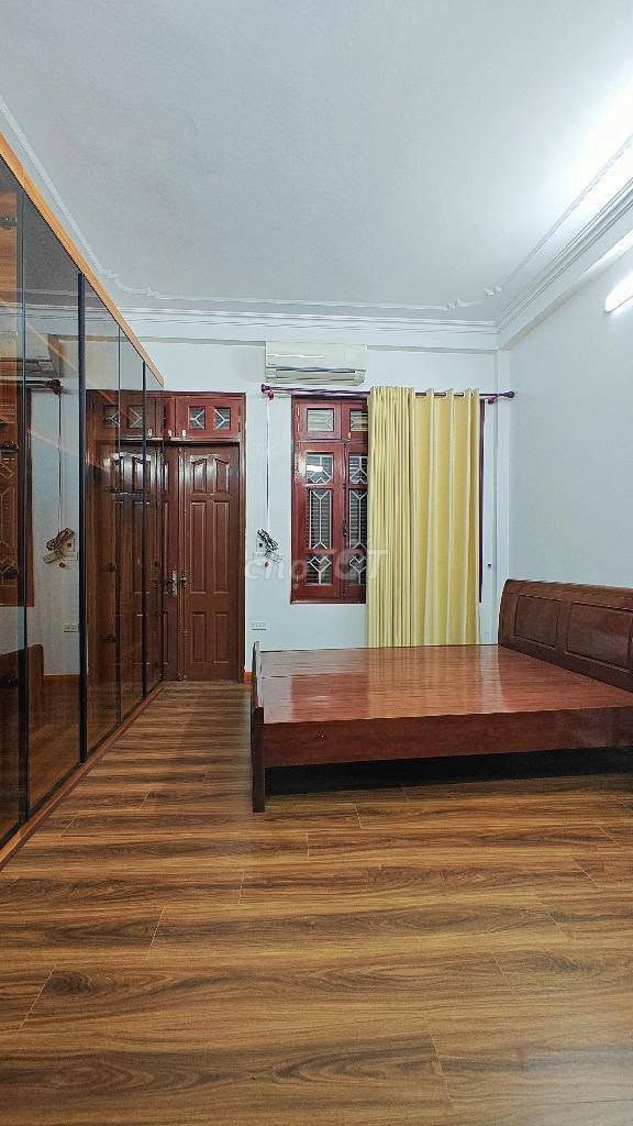Дом 4 этажа, угловой, 2 открытые стороны, центр коммуны Тхань Три