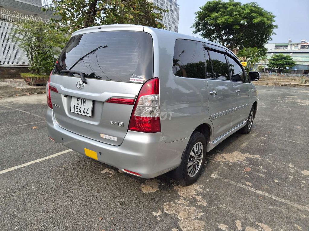 Серебристая 8-местная колода Toyota Innova 2.0E 2015 года.
