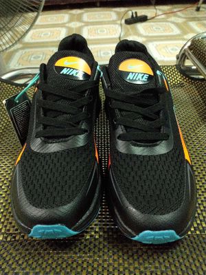 Giày thể thao Nike màu đen size 43.