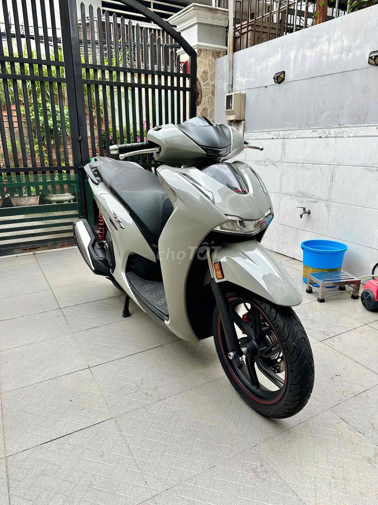 Honda SH350i 2025 с номерами Хошимина, Серый, одометр 7000 км, от собственника
