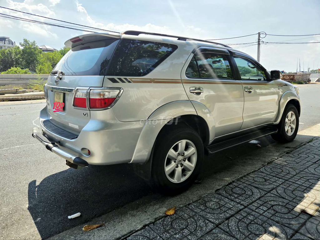 Toyota Fortuner 2.7V 2012 АКПП Серебристый