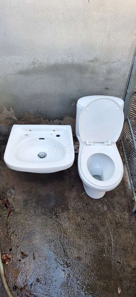 Thanh lý combo bàn cầu liền khối trẻ em & lavabo