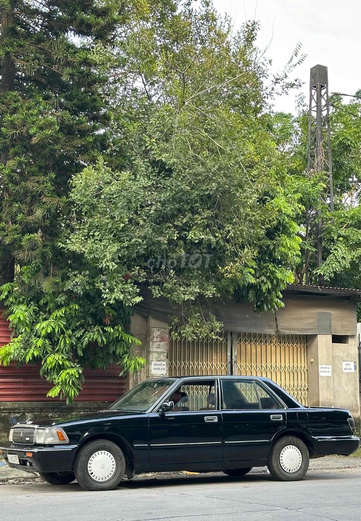 Toyota Crown Дизель Черная 5 мест красный салон
