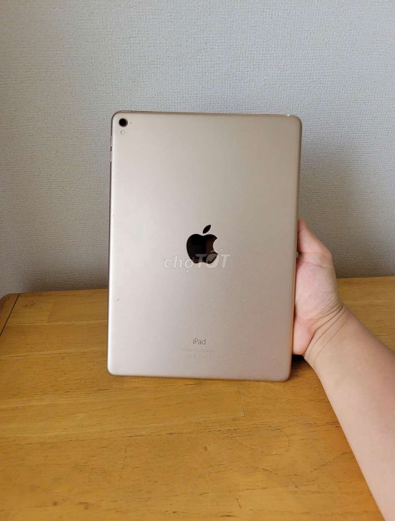 Ipad Pro 9.7 inch Gold 256gb wifi zin đẹp. Mua bán Máy tính bảng tại Quận Tân Phú Tp Hồ Chí Minh được đăng bởi Kha Nguyễn hình 1