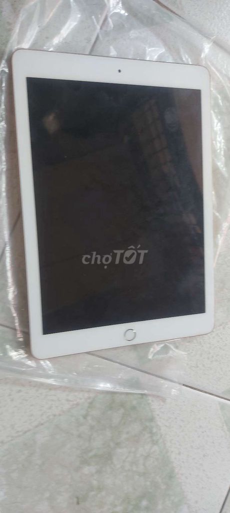 Bán Xác Apple iPad 9.7 2018 16GB Vàng hồng. Mua bán Máy tính bảng tại Quận 3 Tp Hồ Chí Minh được đăng bởi nganngoc hình 1
