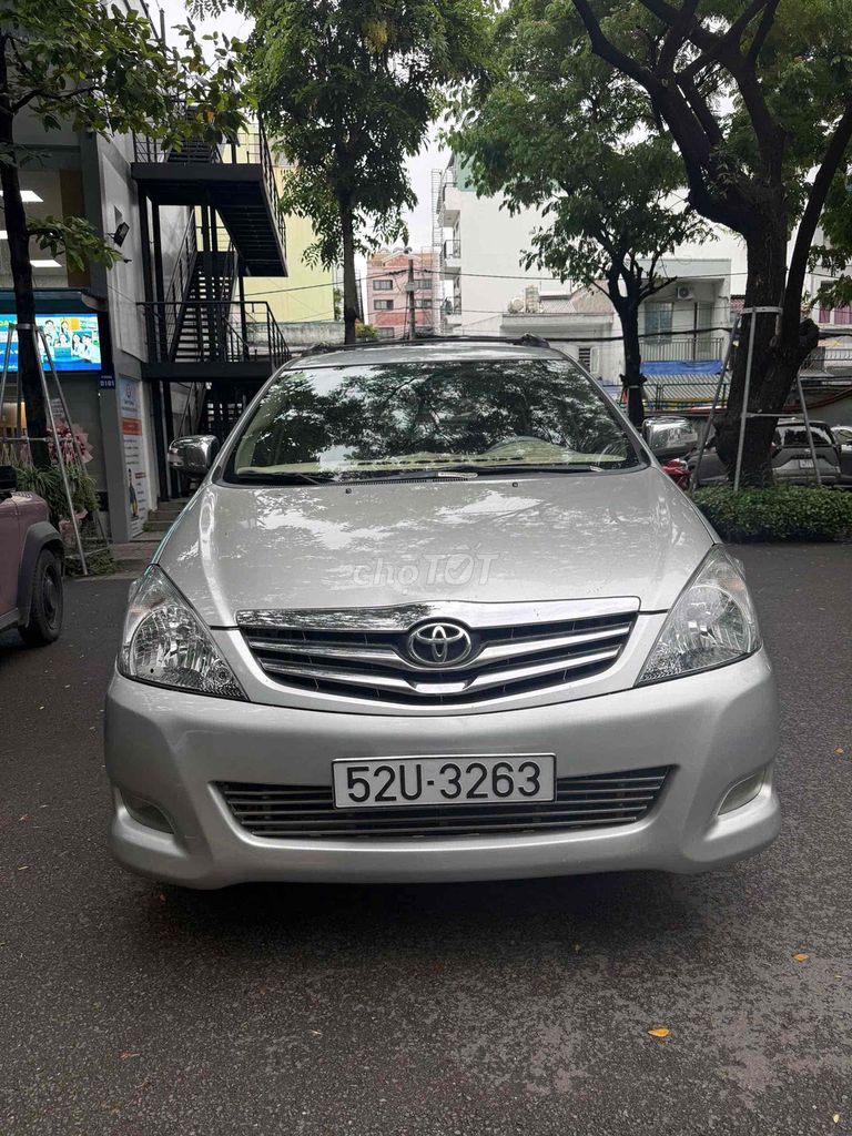 Toyota Innova V автомат, семейный автомобиль