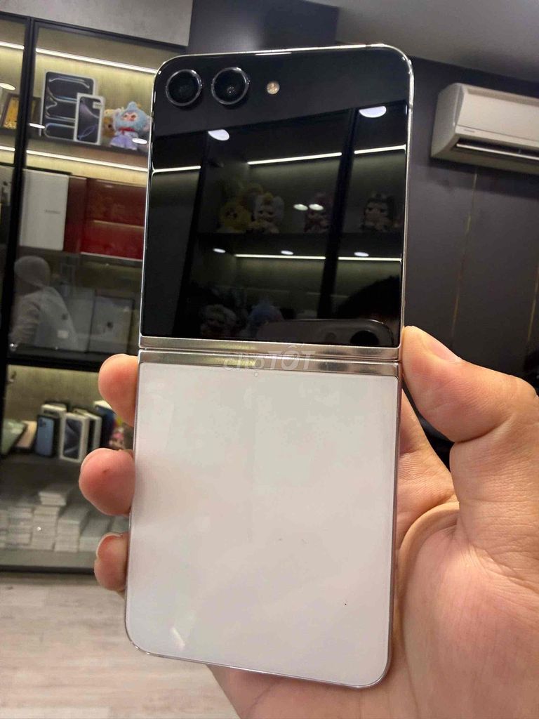 Samsung Galaxy Z Flip5 8/256GB Trắng VN/A Like New. Mua bán Điện thoại tại Quận 8 Tp Hồ Chí Minh được đăng bởi CA REM BÁN TÁO hình 1