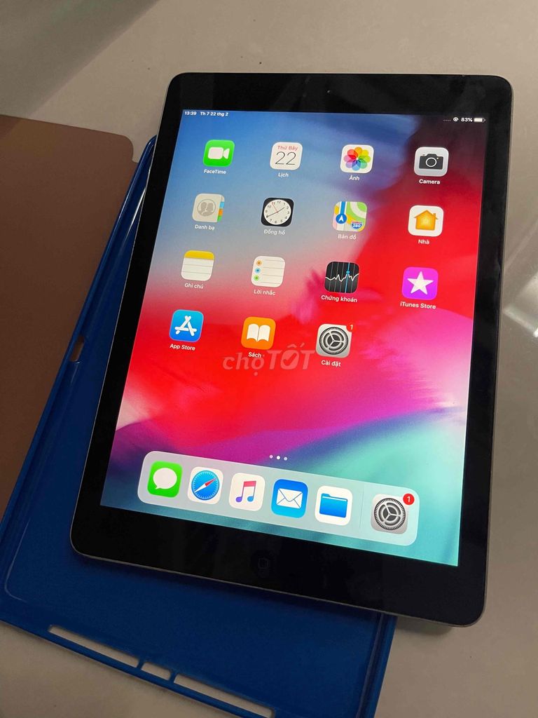 IPad Ari 1 32G 4G Zin nguyen xài tốt trầy lưng bin