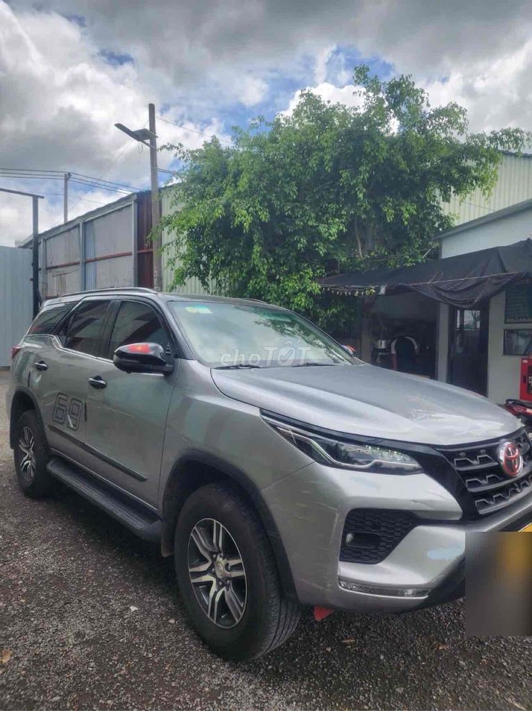 Toyota Fortuner 2021, серый