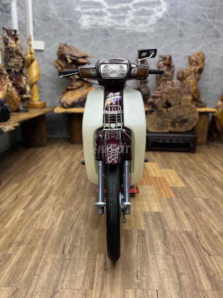 Honda C100 с сайгонскими номерами, целый пластик, тихий мотор