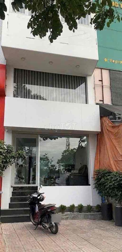Cho thuê nguyên căn 4 lầu MT đường Phạm Văn Đồng vỉa hè 6m làm VP cty