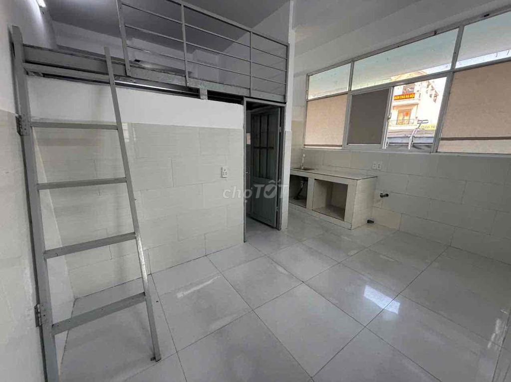 PHÒNG GÁC THANG MÁY CỬA SỔ TRỜI GẦN AEON ĐH CÔNG THƯƠNG GIÁ RẺ