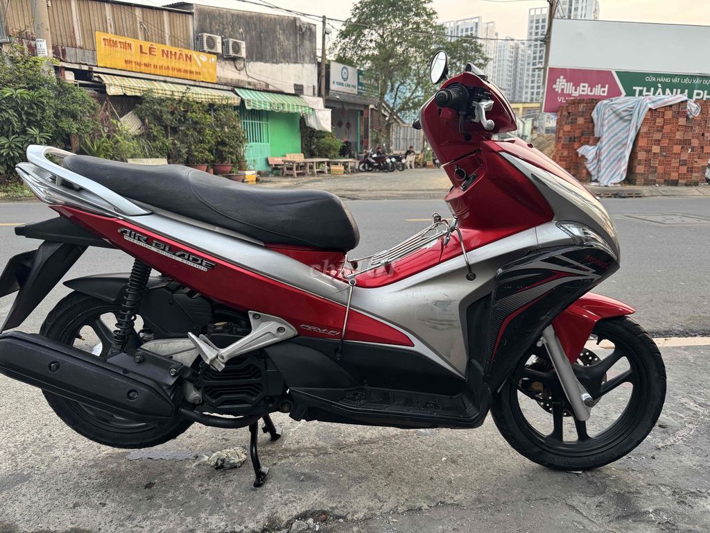 Honda Air Blade Đỏ bạc đã sử dụng. Mua bán Xe máy tại Quận Tân Phú Tp Hồ Chí Minh được đăng bởi Anh thành hình 3
