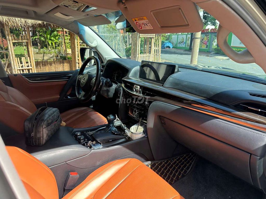 Lexus LX570 2016 lướt nhẹ 53.000km cực đẹp. Mua bán Ô tô tại Quận 7 Tp Hồ Chí Minh được đăng bởi Hoàn Lee Xe Lướt hình 17