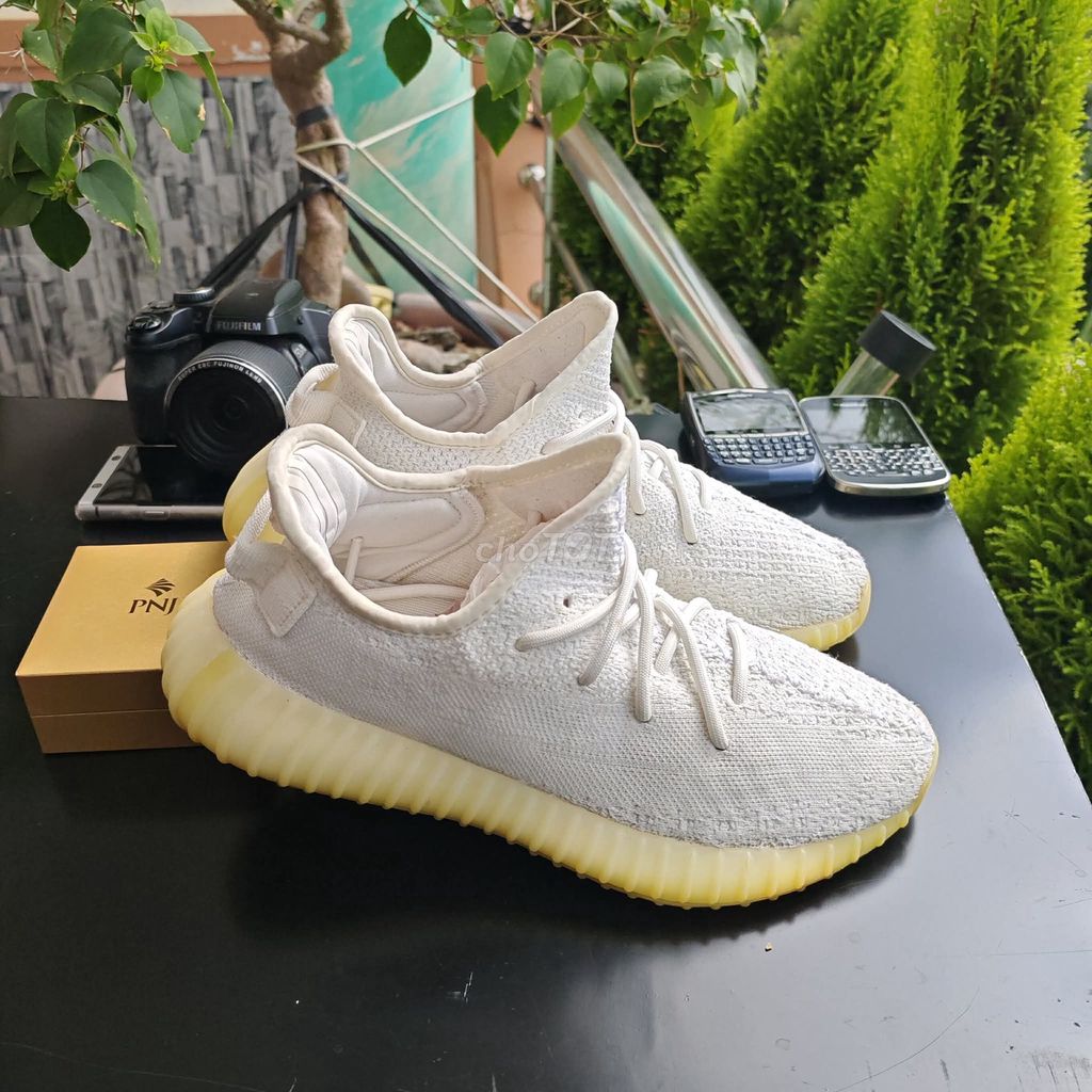 [CHÍNH HÃNG] Giày Adidas Yeezy Boost 350 V2. Mua bán Giày dép tại Thành phố Thủ Dầu Một Bình Dương được đăng bởi chú CÔNG AN bán giày CHÍNH HÃNG hình 1