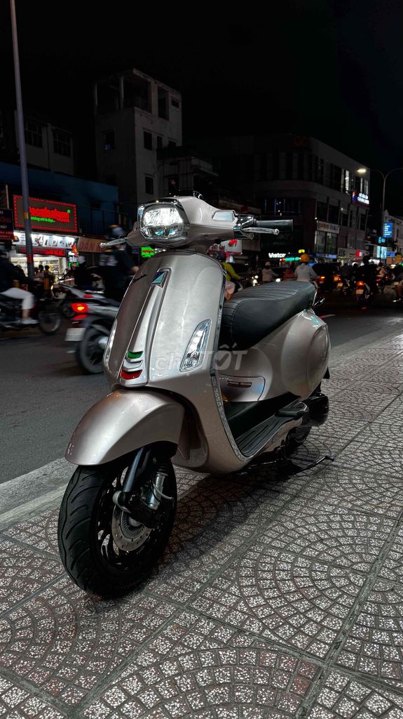 Vespa Sprint hồng Porsche. Mua bán Xe máy tại Quận Phú Nhuận Tp Hồ Chí Minh được đăng bởi VESPA  PIAGGIO BẢO HƯNG Vespa cũ trả góp  hình 3