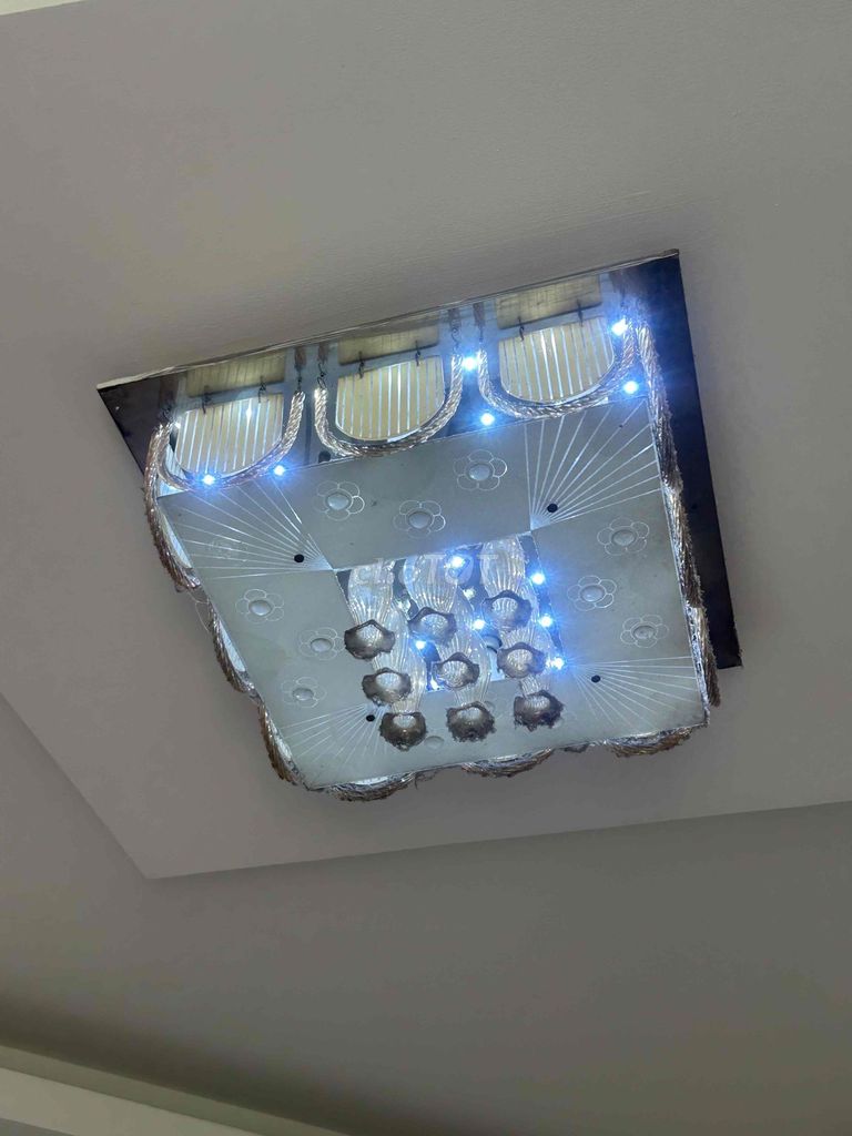 Đèn chùm thủy tinh trong suốt đổi được màu. Mua bán Đèn tại Quận Bình Thạnh Tp Hồ Chí Minh được đăng bởi Minh Khoa hình 1