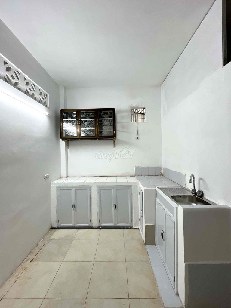 Sổ Riêng Hoàn Công Đủ DT:3,35x8,4m 2Tầng 2PN hẻm 270 Huỳnh Tấn Phát