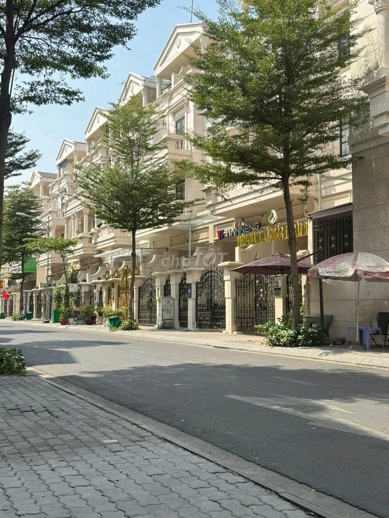 ТАУНХАУС НА ПРОДАЖУ, ГОРОДСКАЯ ЗЕМЛЯ, 21 МИЛЛИАРД ДОЛЛАРОВ, ДОСТУПНЫЙ АРЕНДНЫЙ ПОТОК
