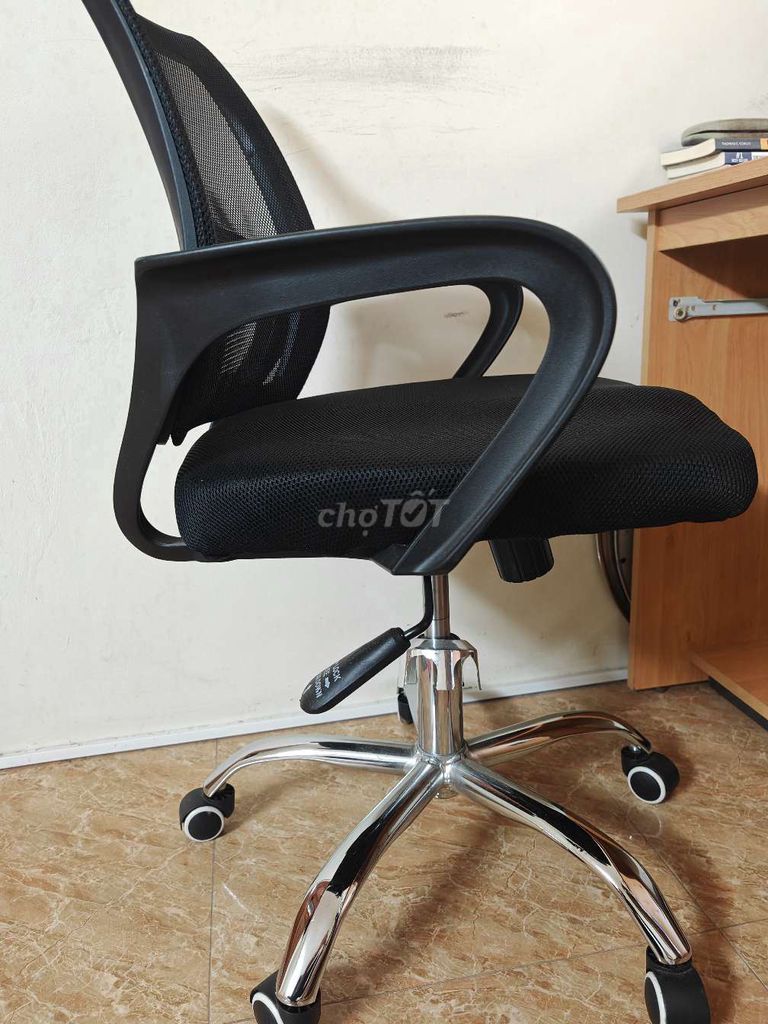 Ghế xoay văn phòng Đệm lưới Đen. Mua bán Đồ dùng văn phòng tại Quận Hoàn Kiếm Hà Nội được đăng bởi Phùng Mạnh Khang hình 1