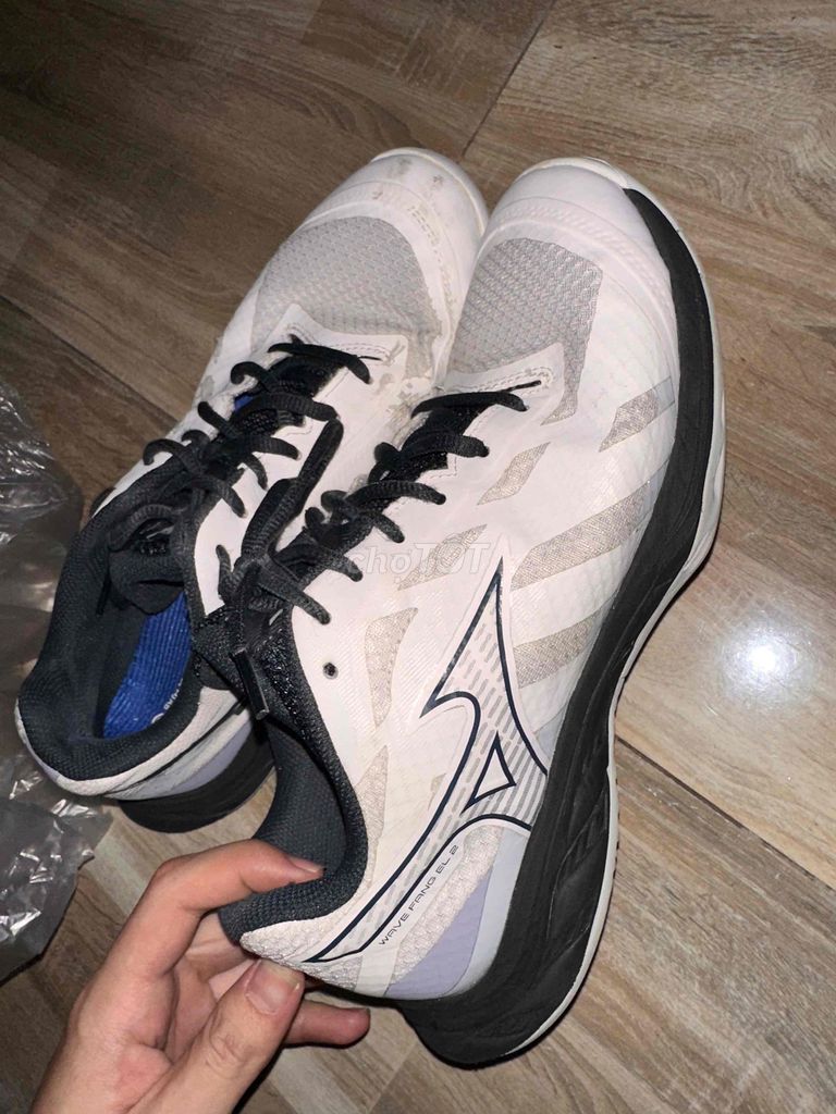 Giày cầu lông Mizuno wave Fang el2 size 41. Mua bán Giày dép tại Thành phố Thủ Dầu Một Bình Dương được đăng bởi Xuân Khu hình 1