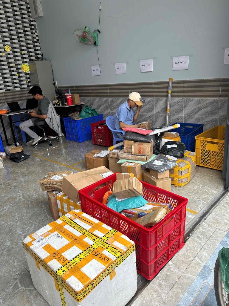 Tuyển 05 shipper giao hàng TT Đức Hòa, Long An. Việc làm tại Huyện Đức Hòa Long An được đăng bởi Best Express Bưu Cục Tân Đô hình 3