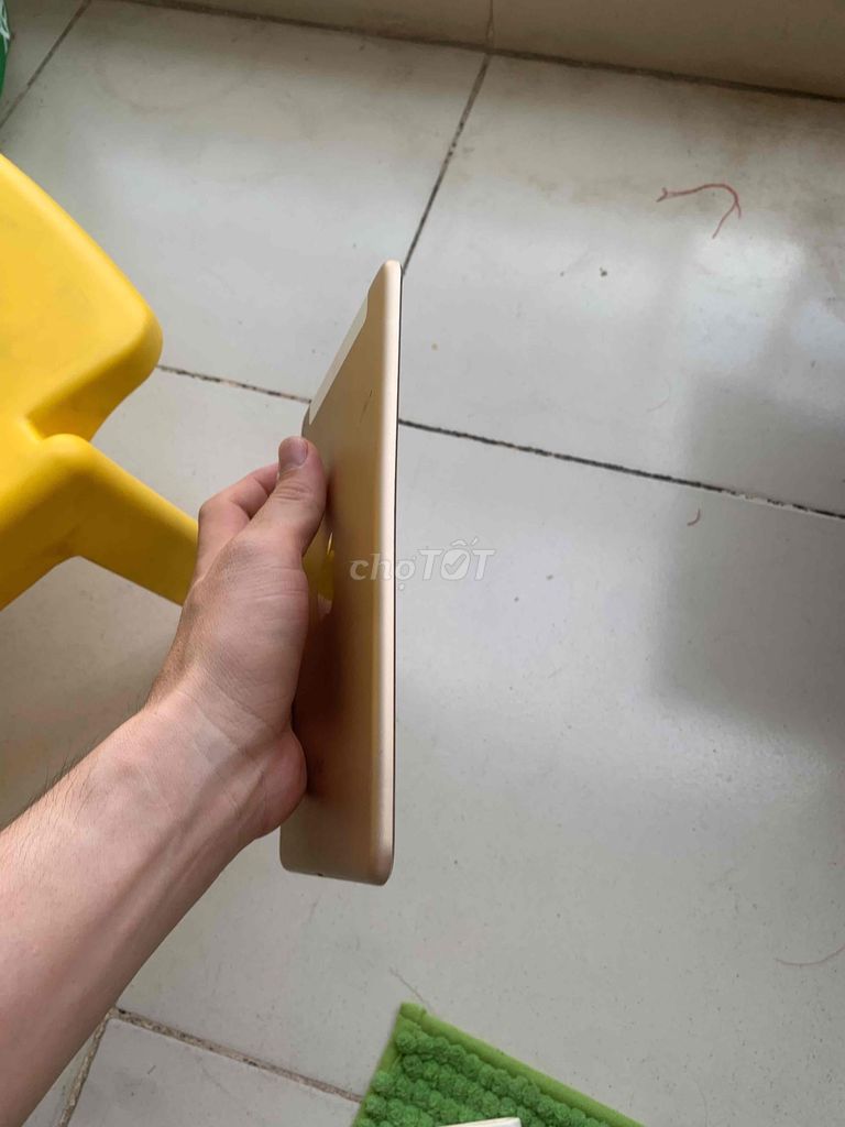 Apple iPad mini 4 32GB Vàng. Mua bán Máy tính bảng tại Quận Tân Phú Tp Hồ Chí Minh được đăng bởi Hồ Phi hình 1