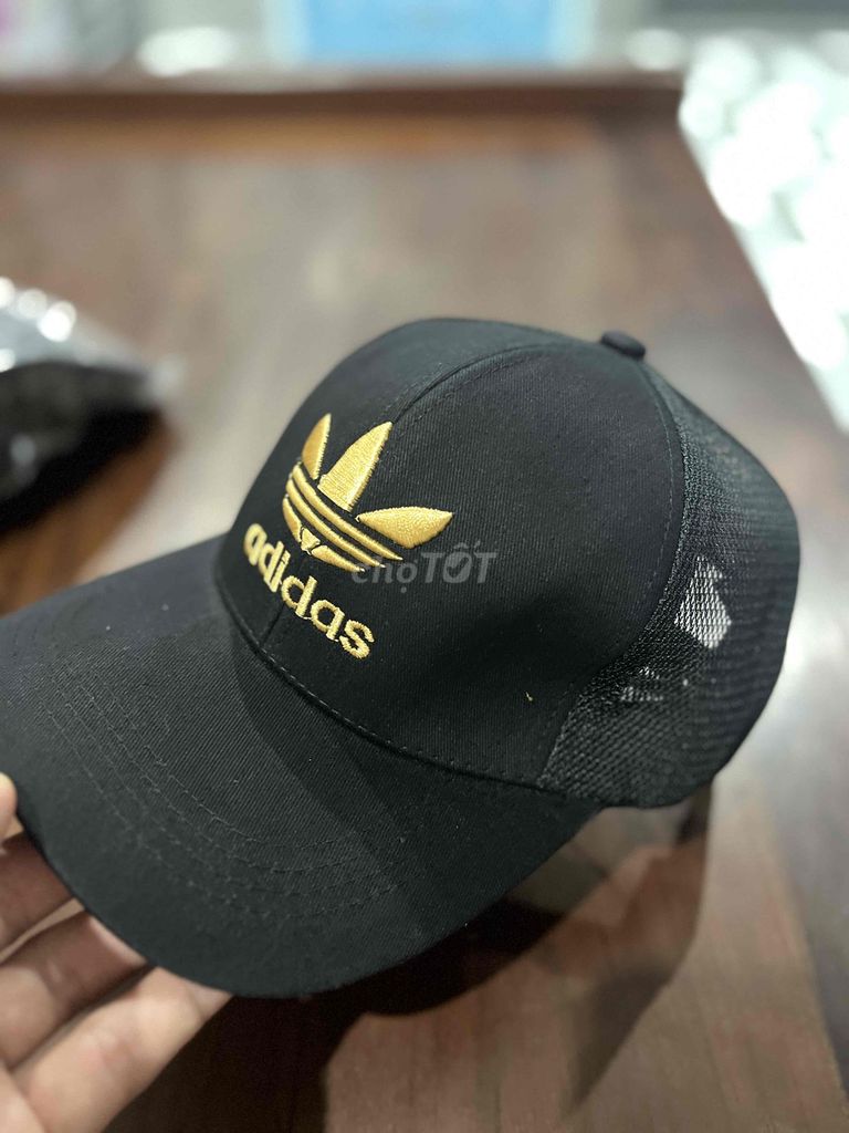 Mũ lưỡi trai Adidas Đen. Mua bán Phụ kiện thời trang khác tại Thành phố Long Xuyên An Giang được đăng bởi Lê Lộc Tấn hình 1
